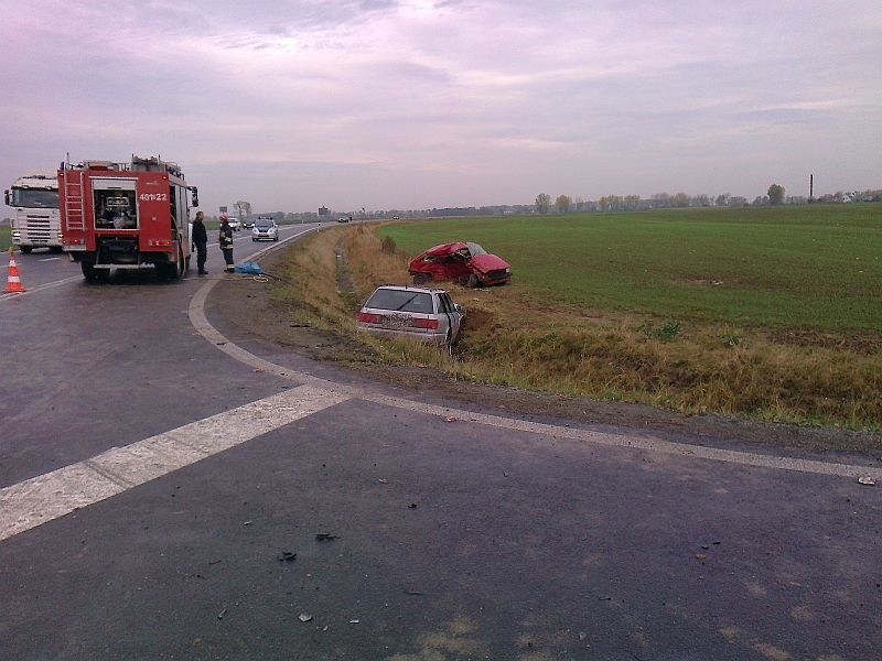 Opel zderzyl sie z audi. Zginelo dwoje mlodych ludzi.