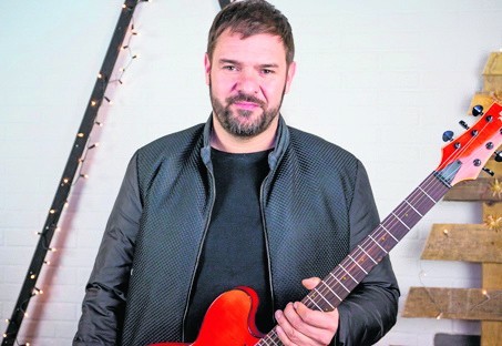 Aktor Tomasz Karolak przekazał na aukcję gitarę swojego...