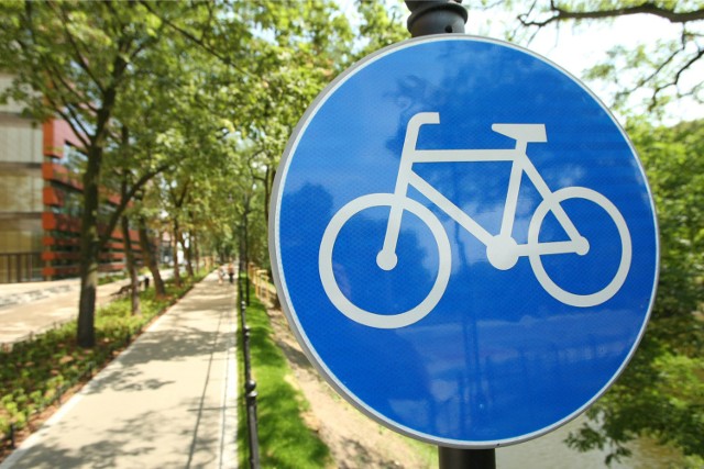 Ścieżka rowerowa obok Narodowego Forum Muzyki