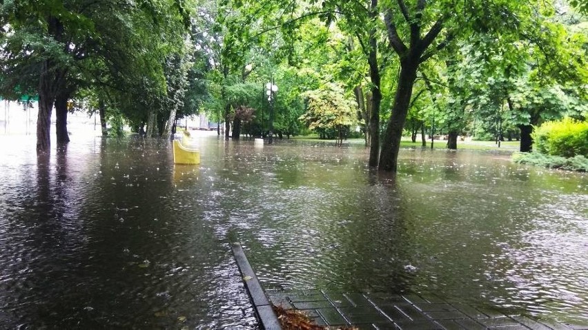 Powódź w Miastku. Silna ulewa zalała ulice. Straż pożarna...