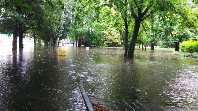 Powódź w Miastku. Silna ulewa zalała ulice. Straż pożarna wypompowuje wodę