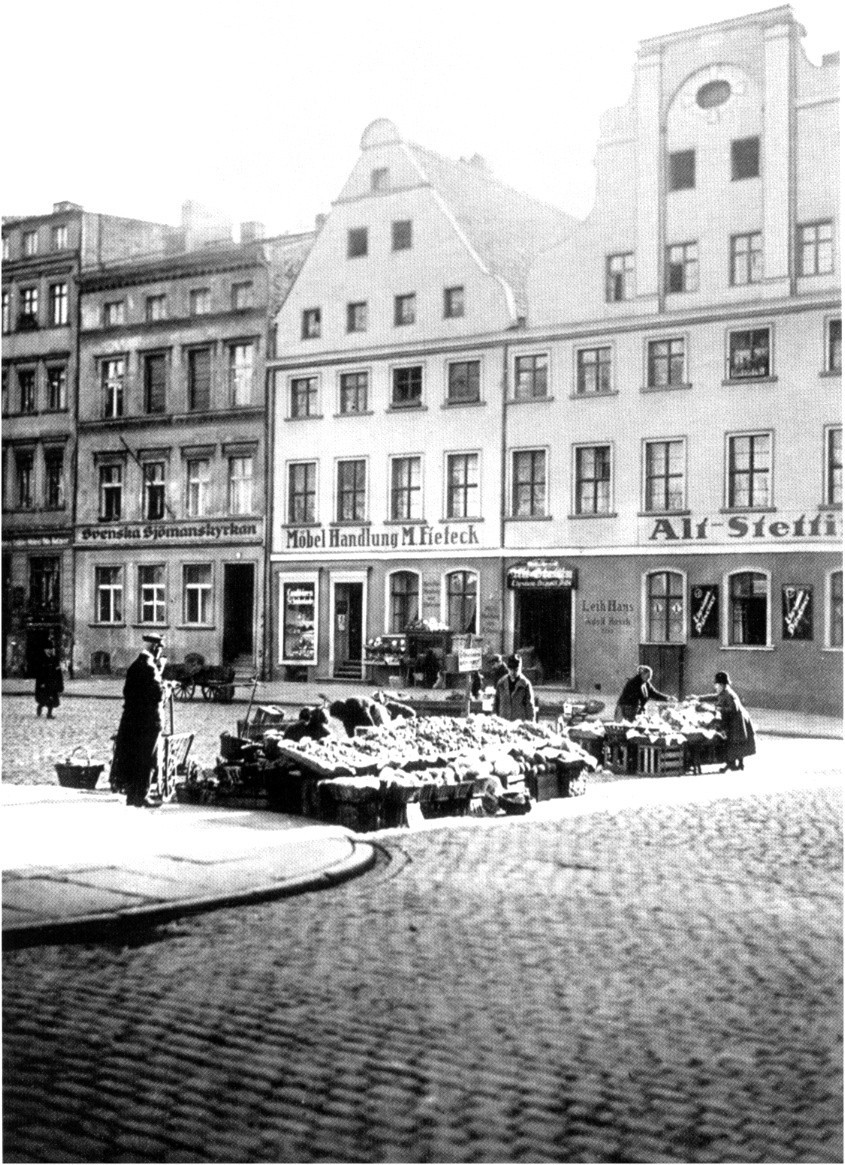 Rynek Warzywny (niem. Krautmarkt), a ściśle jego wschodnia...