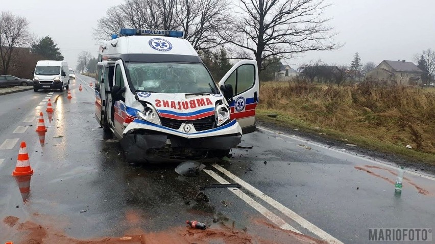 Wypadek w Pakosławicach. Zderzenie karetki pogotowia i busa....