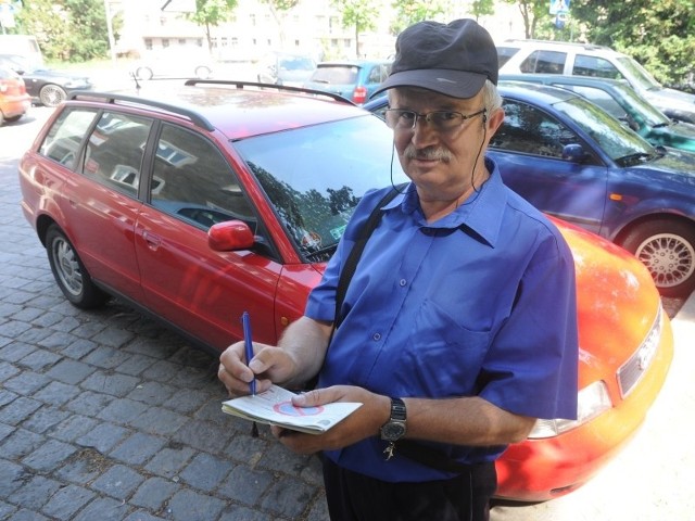 Ryszard Palenica, kontroler z firmy Projekt&Parking z Opola, w ciągu dnia wypisuje kilkadziesiąt wezwań do zapłaty za parkowanie bez biletu.