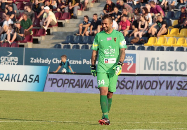 Radosław Janukiewicz nie miał wesołej miny w trakcie i po meczu. Mimo tego, że Pogoń ostatecznie wygrała.