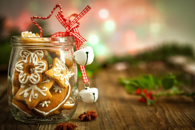 Do prezentu na Święta nie trzeba dodawać czekoladowego Mikołaja. W tym roku warto wypróbować jedną z naszych propozycji na zamienniki słodyczy, które nie dość, że są smaczne, to z pewnością zaskoczą obdarowywaną osobę! Zobacz w galerii, co zamiast słodyczy dołożyć do prezentu.