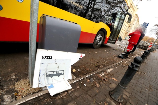 23.11.2023 r. Wypadek na Podwalu. Kierowca MPK wjechał w przystanek
