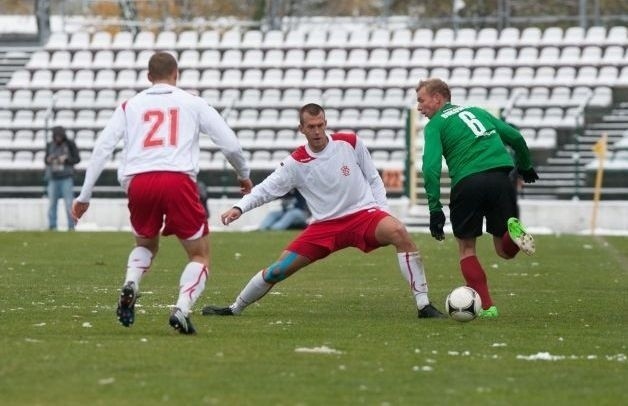 O piłkę walczy Adrian Jurkowski