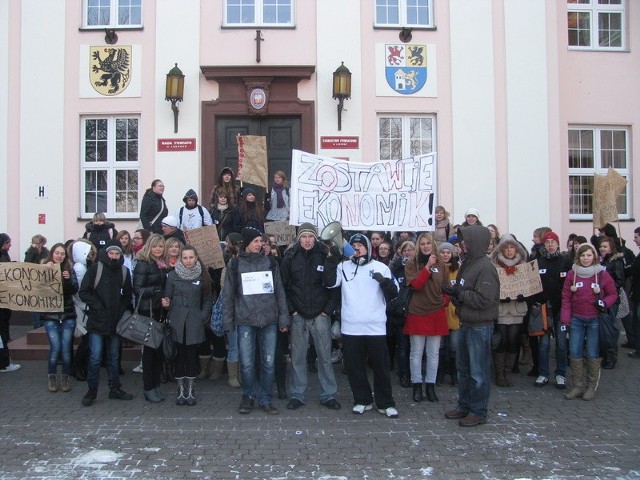 Styczniowy protest uczniów ekonomika przeciwko likwidacji szkoły.