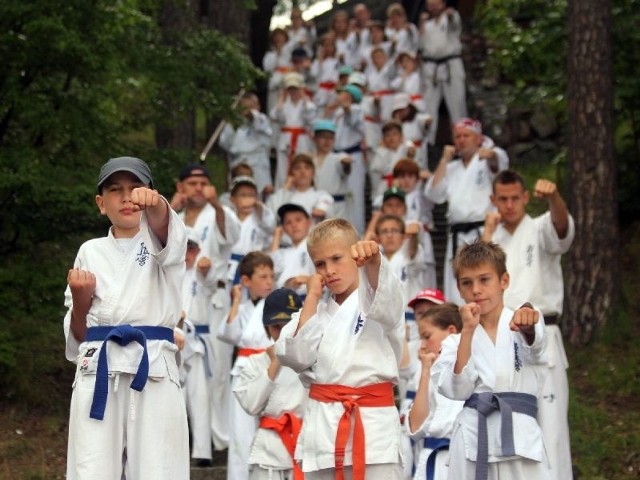 Uczestnicy Letniej Szkoły Karate na Mazurach.