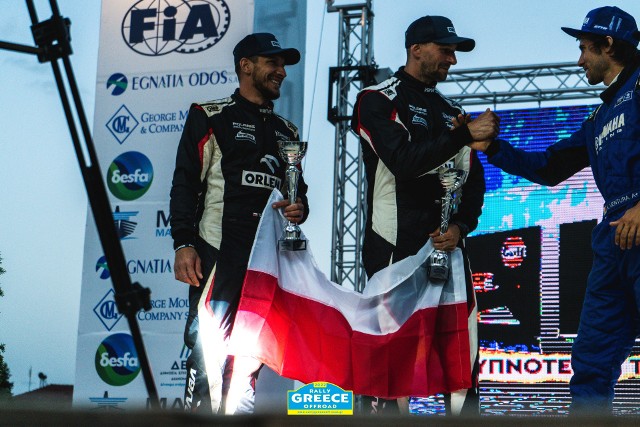 Tomasz Białkowski i Dariusz Baśkiewicz na podium rajdu Baja Greece Offroad