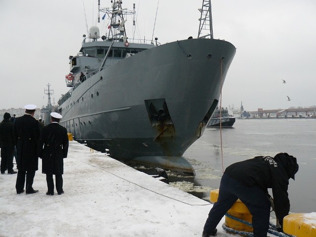 Czernicki dobija do nabrzeża Portu Wojennego Świnoujście.