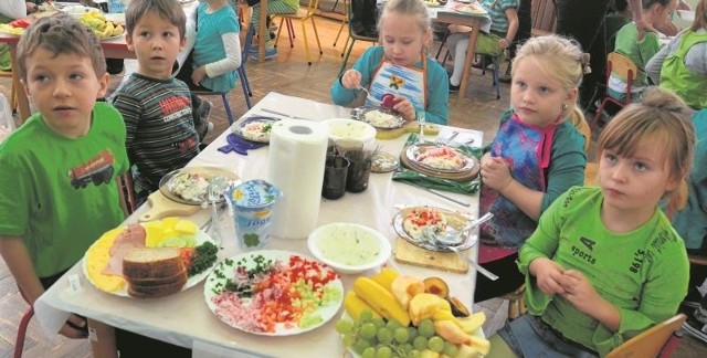 W szkołach podstawowych organizuje się zajęcia, na których uczniowie przygotowują posiłki wspólnie. To dobre rozwiązanie, które warto zastosować także w domu - będzie bardziej smakowało.