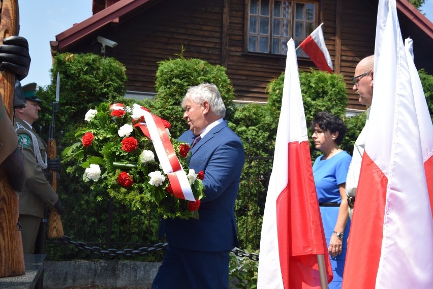 Hołd dla 30 ofiar pacyfikacji Radwanowic w miejscu kaźni hitlerowskiej. Wspomnienia bestialskiego mordu [ZDJĘCIA] 