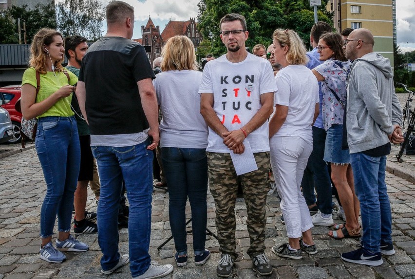 Działacze KOD przyznają się, że włożyli T-Shirt pomnikowi...