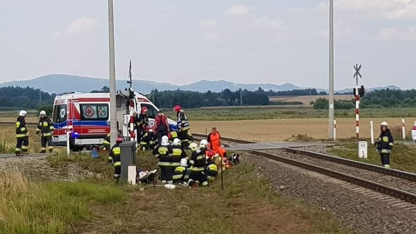 Wypadek na torach kolejowych w Szebniach. Dwie osoby na crossie uderzyły w szynobus