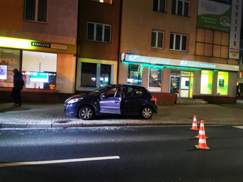 Wypadek w Koszalinie. Autobus uderzył w drzwi auta [zdjęcia]