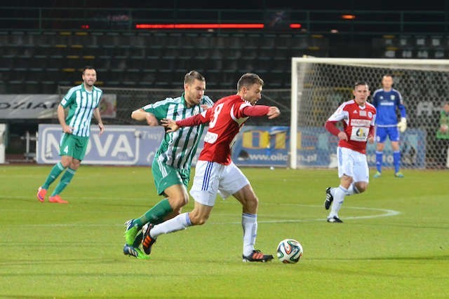Piłkarze Olimpii (w biało-zielonej koszulce Rok Elsner) przegrali już jedenasty mecz w bieżącym sezonie I ligi