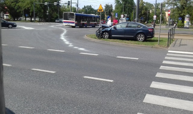Zderzenie dwóch aut w centrum Bydgoszczy. Do wypadku doszło w sobotę ok. godz. 14:30. Możliwe są utrudnienia w kursowaniu tramwajów na trasie Wilczak - Garbary. Wypadek w Paparzynie. Sześć osobę szpitalu