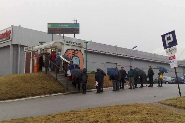 Dziś przed MZK przy ul. Zawadzkiego w Zielonej Górze ustawiła się długa kolejka pasażerów korzystających z komunikacji miejskiej.