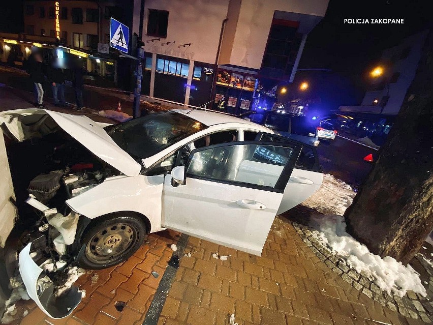 Zakopane. Nocny wypadek na skrzyżowaniu. Samochód niemal wjechał do Żabki  