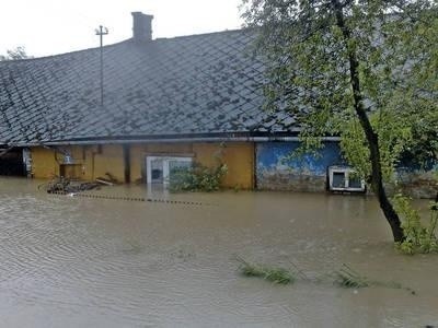 W Radziszowie woda w niektórych domach sięgała okien FOT. EWA TYRPA