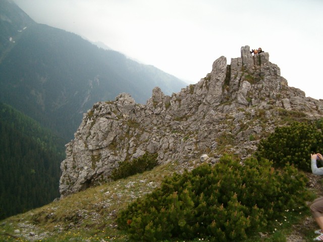 Skalisty szczyt Sarniej Skały (1377 m n.p.m.)