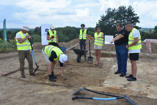 Archeolodzy z UMK w Toruniu wrócili do  miejscowości Pień w gminie Dąbrowa Chełmińska. Do końca lipca prowadzić tu będą badania.