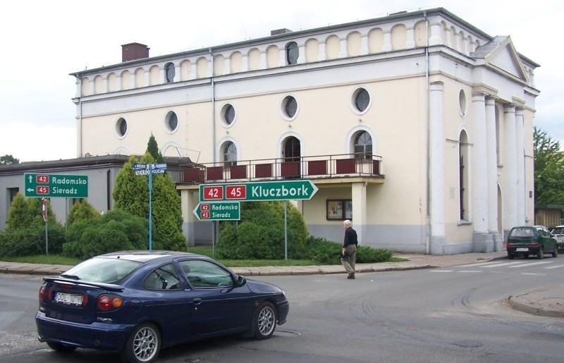 XIX-wieczna synagoga w Praszce stoi na ul. Piłsudskiego....