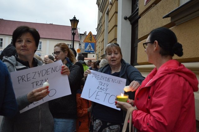 Małgorzata Linettej  (w środku) przyjechała do Chojnic ze Sworów, gdzie spędzała wakacje. - Mój tata pracował tu w latach 50. - opowiada. - I właśnie z powodów politycznych został wyrzucony. Nie mogłam nie przyjechać!