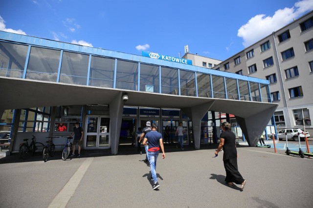 Dworzec na placu OMP w Katowicach.Zobacz kolejne zdjęcia. Przesuwaj zdjęcia w prawo - naciśnij strzałkę lub przycisk NASTĘPNE