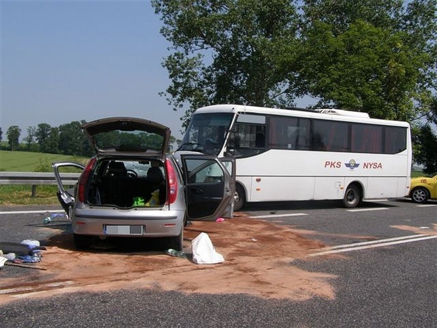 Fiat zderzył się z autobusem. Cztery osoby ranne.