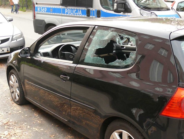 Volkswagen zniszczony przez napad.