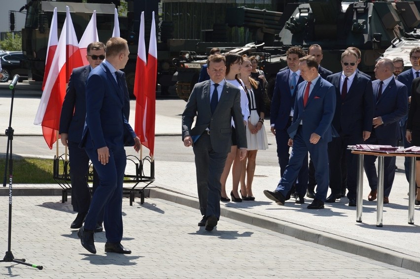 Minister obrony Mariusz Błaszczak wręczył medale pracownikom Huty Stalowa Wola