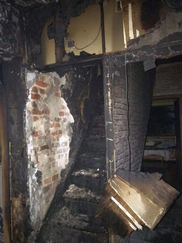 Pożar domu w Żędowicach. Policja podejrzewa, że było to podpalenie. Jeden mężczyzna został zatrzymany