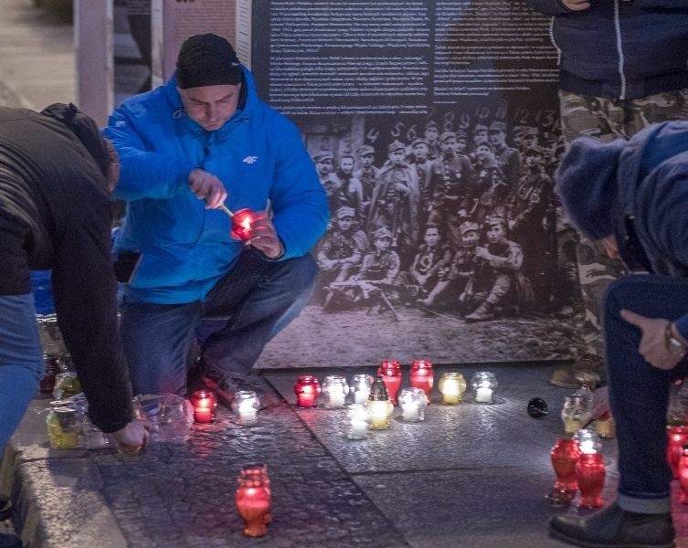 We Wrocławiu zapalono 187 zniczy. Za dzieci pomordowane przez żołnierzy wyklętych [ZDJĘCIA]