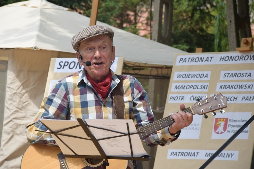 Powiatowy Dzień Seniora w Więckowicach z wiciem wianków i meczem samorządowcy kontra salezjanie [ZDJĘCIA]