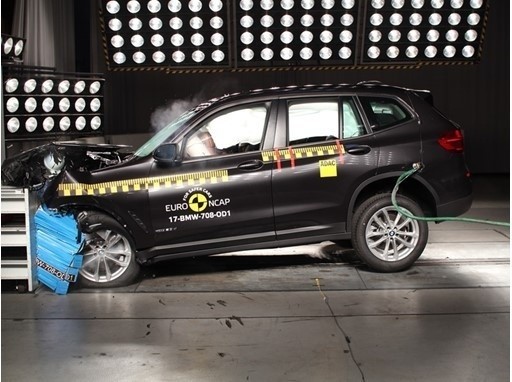 BMW X3ocena łączna: 5 gwiazdek - bezpieczeństwo dorosłych pasażerów: 93%- bezpieczeństwo przewożonych dzieci: 84%- ochrona pieszych przy zderzeniu z autem: 70%- ocena aktywnych/pasywnych systemów bezpieczeństwa: 58%Fot. Euro NCAP