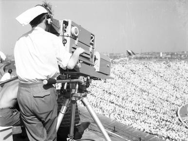 Operator z kamerą telewizyjną na koronie Stadionu X-lecia w...