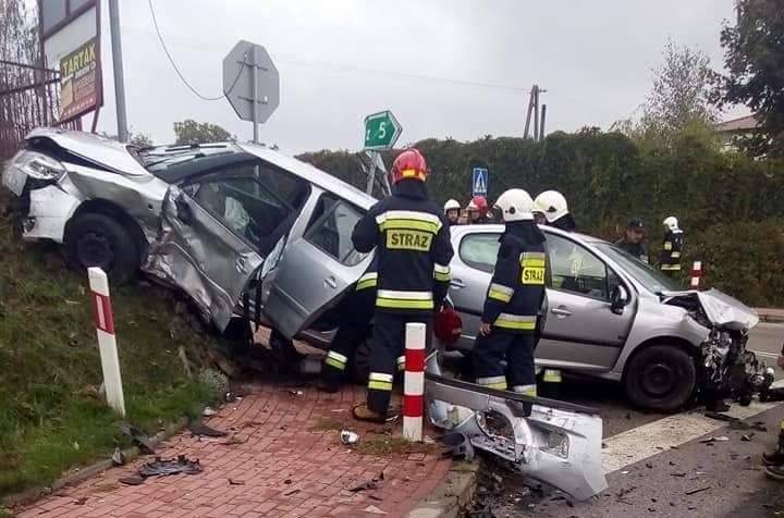 Rozbite samochody na skrzyżowaniu w Ambrożowie.