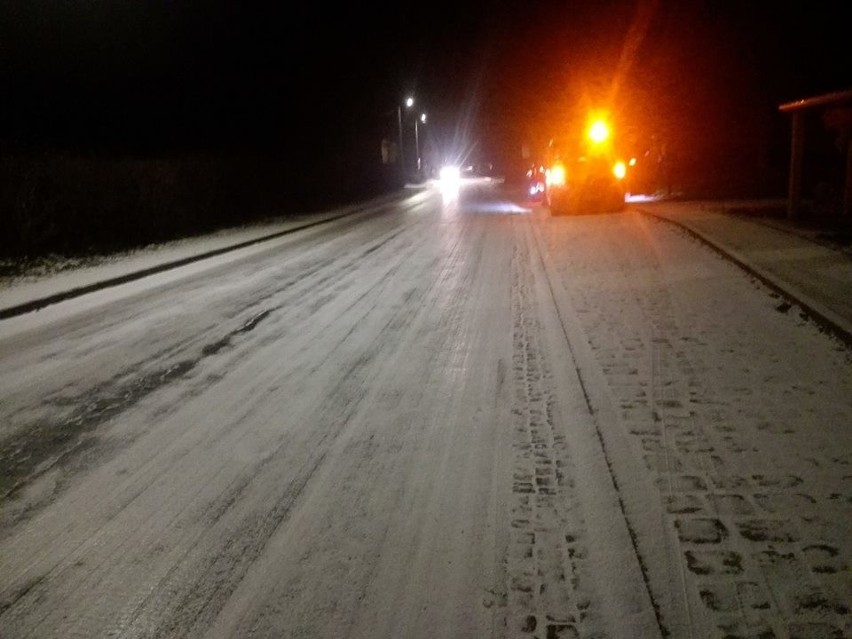 Lód na drogach, a piaskarek ani śladu. Auta spadały z jezdni [ZDJĘCIA]