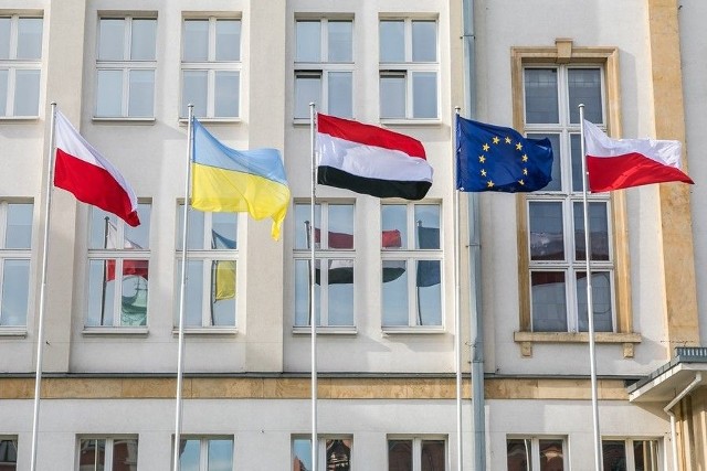 Na znak wsparcia dla Ukrainy przed gmachem Urzędu Marszałkowskiego przy placu Teatralnym w Toruniu, na jednym z maszt&oacute;w, zawisła flaga tego państwa