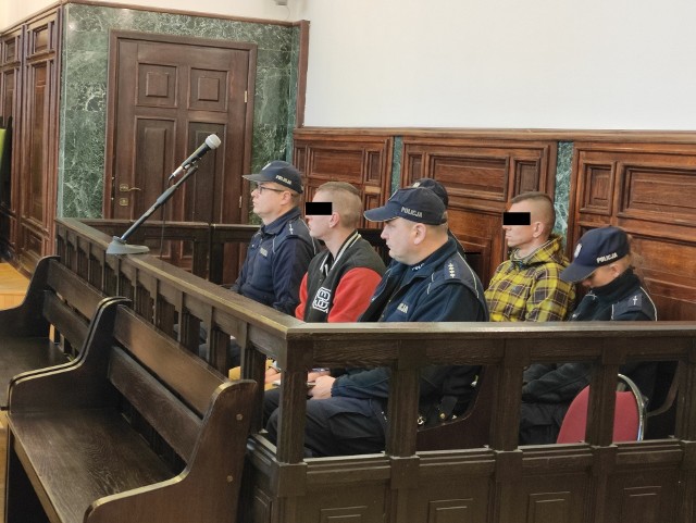 Oskarżeni Adrian R. (na zdj. z lewej) oraz Krzysztof D. przyznają się tylko do pobicia ze skutkiem śmiertelnym. Jeśli Sąd Apelacyjny w Białymstoku przychyli się do wniosku ich obrońców, może orzec karę od roku do 10 lat więzienia