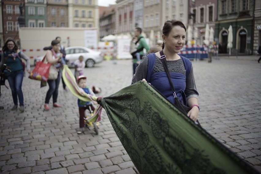 Wąż z chust na Starym Rynku [FLASH MOB, ZDJĘCIA]