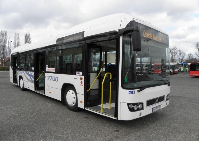 Pierwszy autobus hybrydowy będzie testowany w naszym mieście przez tydzień. Hybrydowe Vovlo spala około 30 litrów na 100 kilometrów (standardowe - 40-45 litrów). W czasie jazdy ładują się baterie napędu elektrycznego. Kierowca w każdej chwili może z niego skorzystać.