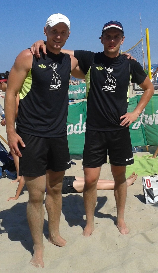 Znani z boisk PlusLigi siatkarze Effectora Kielce Bartosz Sufa (z prawej) i Adrian Staszewski, reprezentowali Wszechnicę Świętokrzyską w akademickich mistrzostwach Polski w siatkówce plażowej.