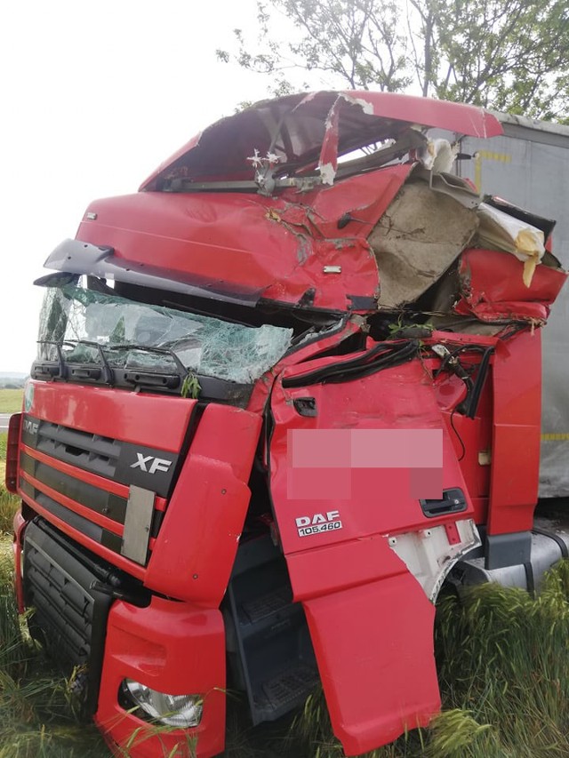 Do wypadku doszło na drodze krajowej numer 6 w okolicy Malechowa. Do zdarzenia doszło prawdopodobnie wtedy, gdy w samochodzie ciężarowym wystrzeliła opona. Kierowca samochodu ciężarowego został ranny, i został odwieziony do szpitala. Do sprawy wrócimy.Zobacz także: Koszalin: Wypadek na ulicy Gnieźnieńskiej w Koszalinie