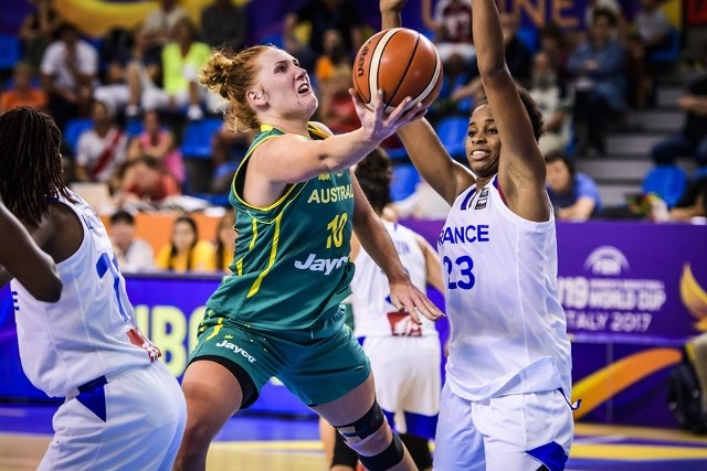 Chloe Bibby (w zielonym stroju reprezentantki Australii) mierzy 186 centymetrów wzrostu i nominalnie gra na pozycji skrzydłowej oraz silnej skrzydłowej.