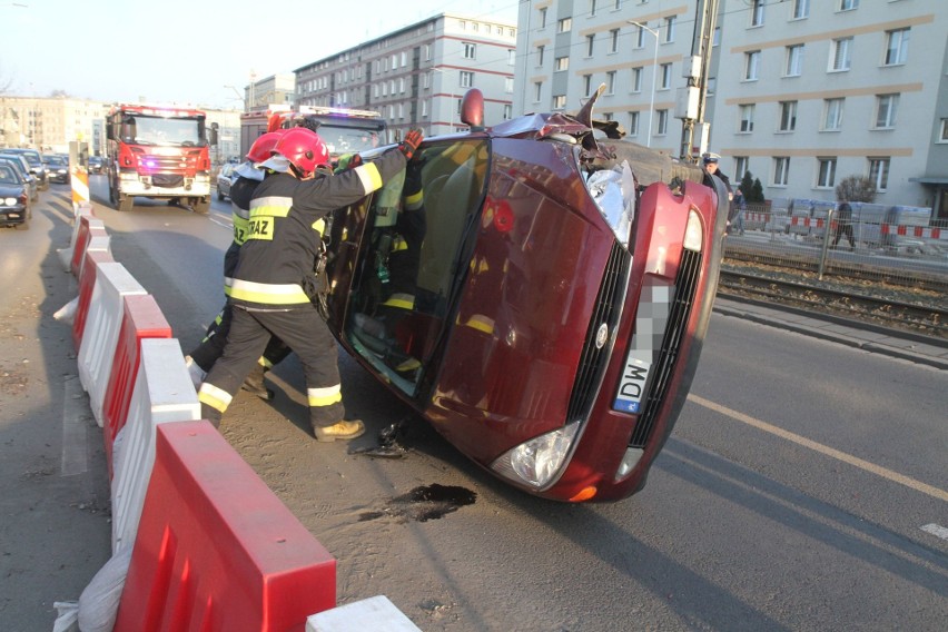 Samochód na boku na ul. Grabiszyńskiej. Tworzą się duże korki