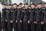 Zarobki w policji 2023. Ile zarabiają policjanci? Zobacz wynagrodzenia funkcjonariuszy - od kursanta do komendanta